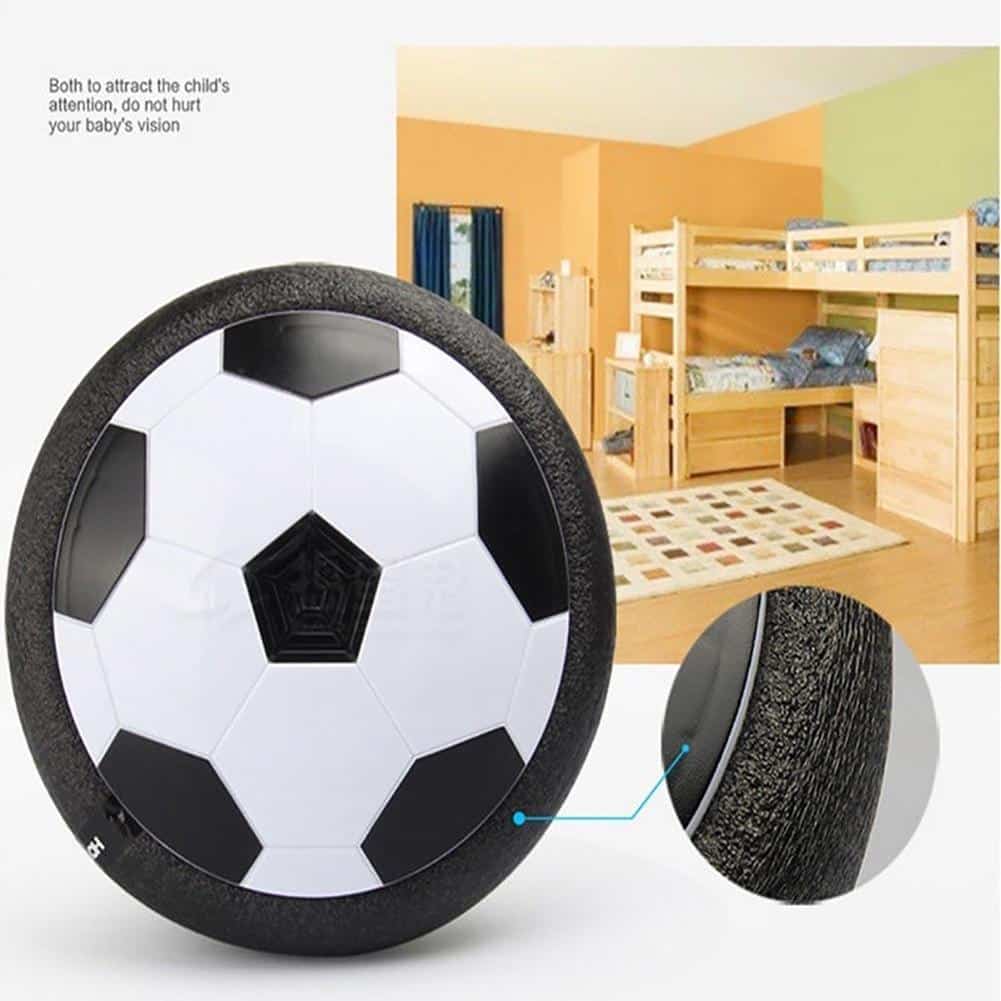 Pallone Di Calcio, Giocattolo Volante Per Bambini Isolato Su Bianco Mano Con La Palla Al Piede Fondo Aria Divertimento Attrezzatura 162553987
